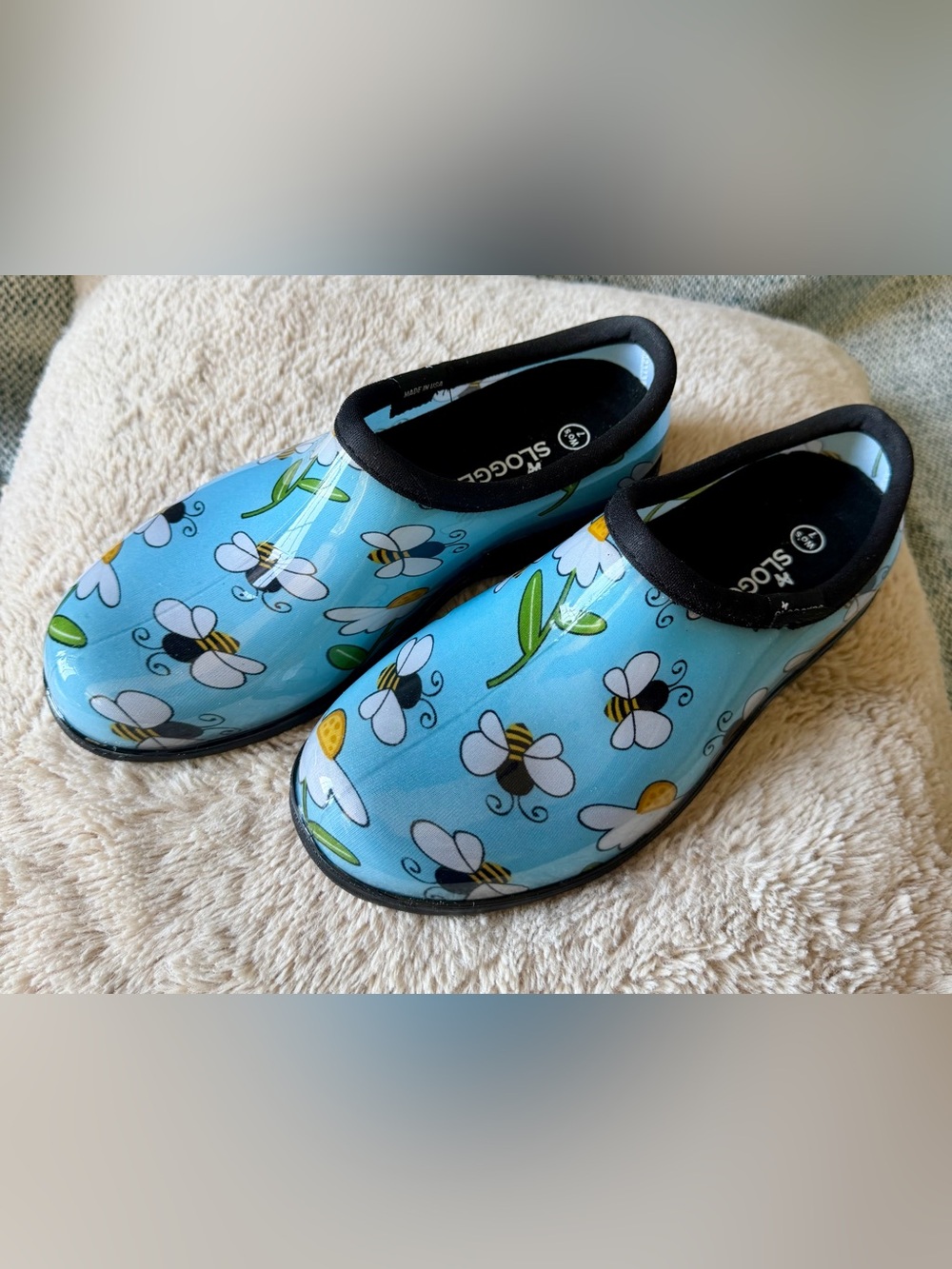 Sloggers Bee Blue Floral Garden
Rain Shoes Waterproof Clogs
Women's 7